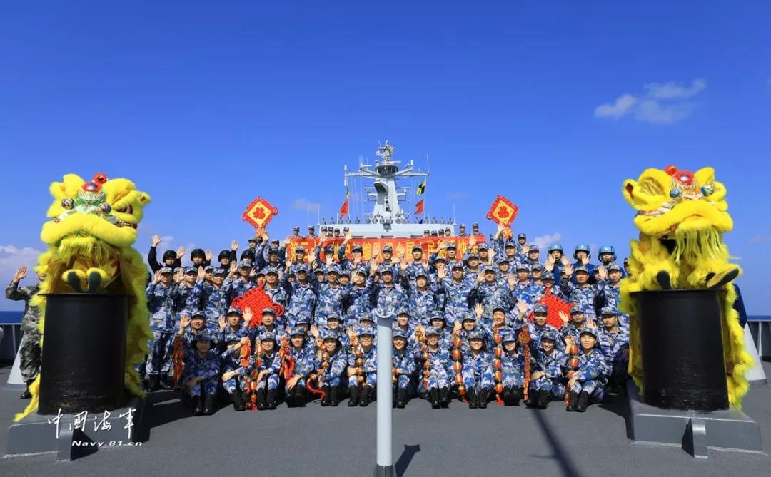 新年将至，海军第31批护航编队在亚丁湾上向全国人民拜年